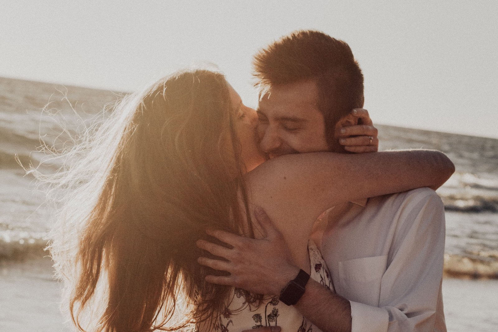 Couple d'amoureux à la plage en été